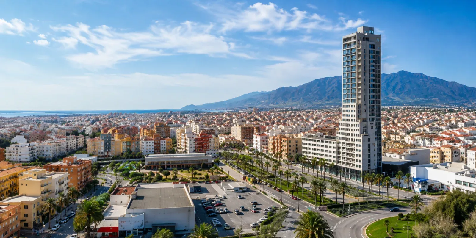 Vista panorámica de El Ejido, Almería, con la Torre Laguna y edificios residenciales del núcleo urbano.